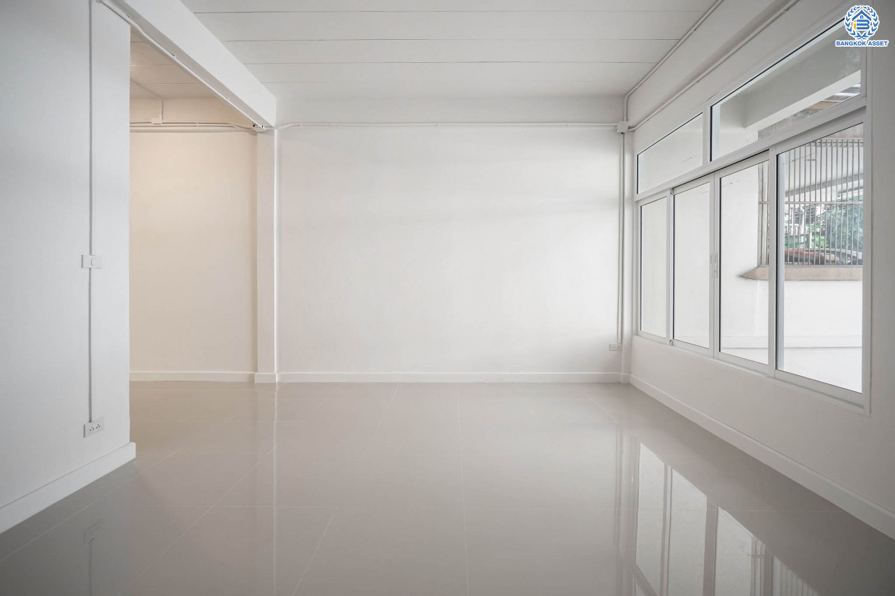 บ้านมือสองตกแต่งใหม่ โครงการ อยู่เจริญ วิภาวดี เนื้อที่ 21.2 ตร.ว. ฟังก์ชัน 2 ห้องนอน 2 ห้องน้ำ จอดรถได้ 2 คัน บนทำเลศักยภาพ หน้าโครงการติดถนนวิภาวดี ใกล้สนามบินดอนเมือง ฟิวเจอร์พาร์ครังสิต, ม.รังสิต จุดขึ้นทางด่วน "ดอนเมือง", โทลเวย์ วิภาวดี-รังสิต และรถไฟฟ้าสายสีแดง "สถานีรังสิต"